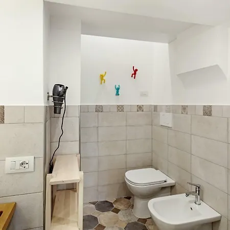 Sleek Flat 4 Guests 450m From The Colosseum Appartamento *
